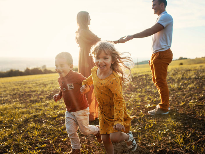 photographe séance photo famille bébé enfants Toulouse lauragais champs fleur golden hour