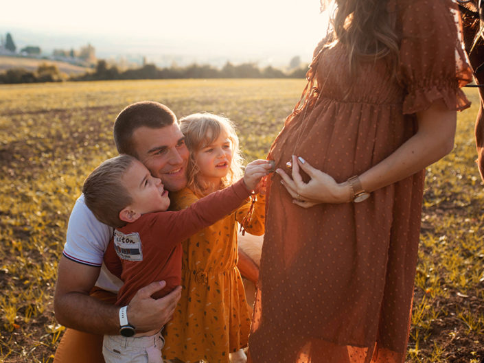 photographe séance photo grossesse bébé famille bébé enfants Toulouse lauragais champs fleur golden hour