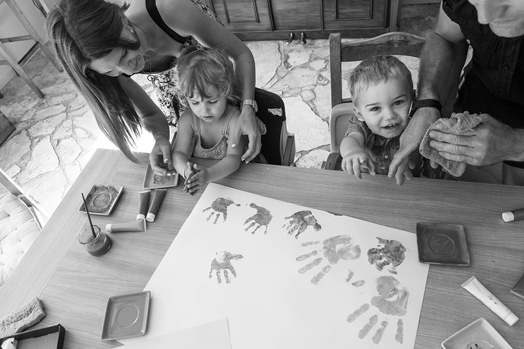 séance photo famille à domicile enfants peinture Toulouse lauragais