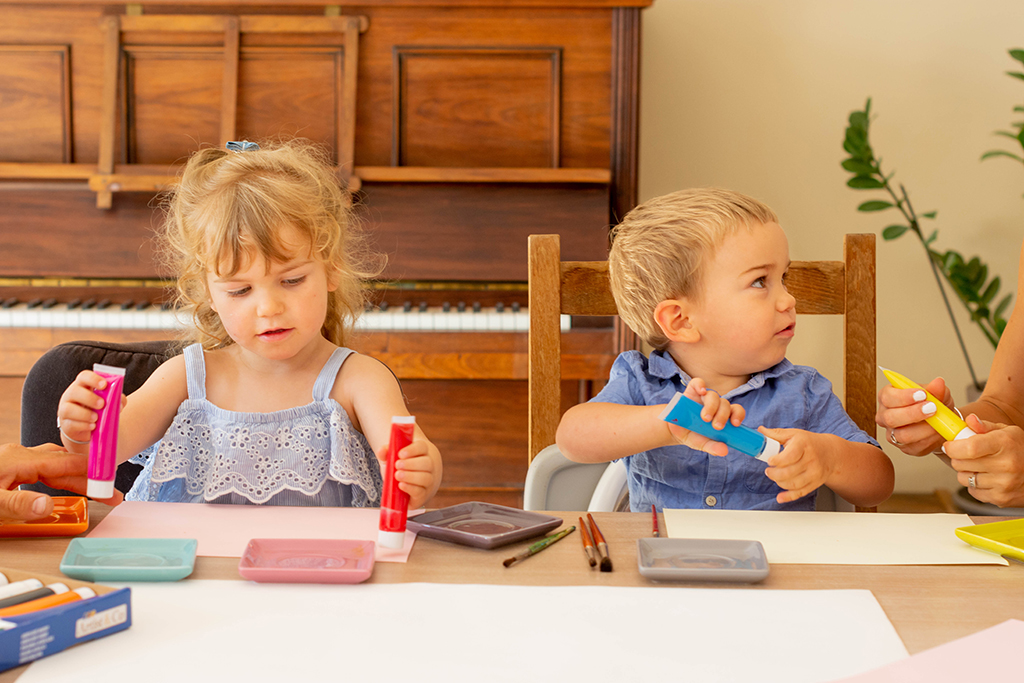 séance photo famille à domicile enfants peinture toulouse lauragais