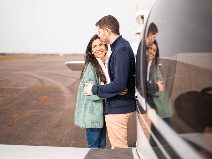 photographe séance photo couple engagement elopement toulouse aude occitanie lauragais avion plane aeroport aerodrome muret