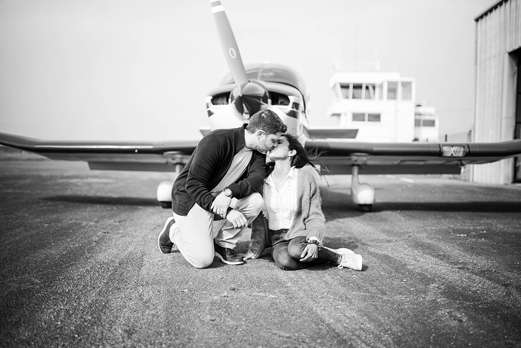photographe séance photo couple engagement elopement toulouse aude occitanie lauragais avion plane aeroport aerodrome muret