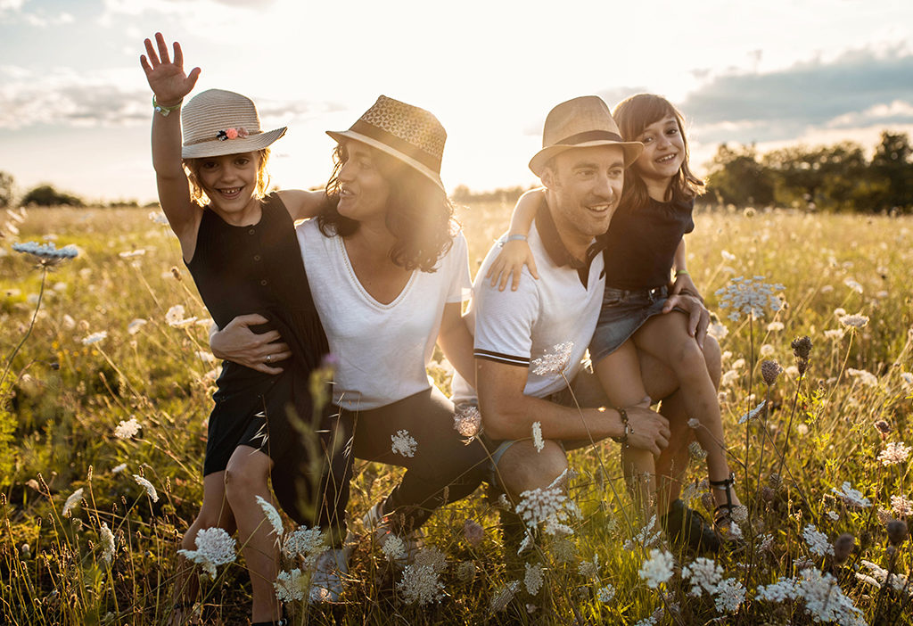photographe séance photo famille bébé enfants Toulouse lauragais champs fleur golden hour