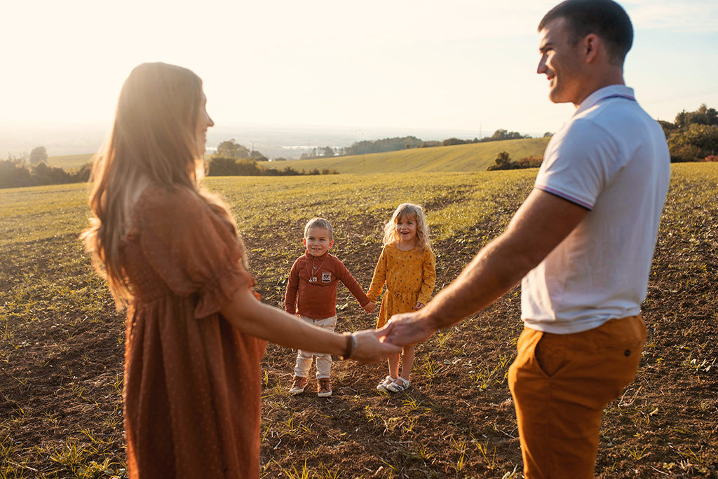 photographe séance photo famille bébé enfants Toulouse lauragais champs fleur golden hour