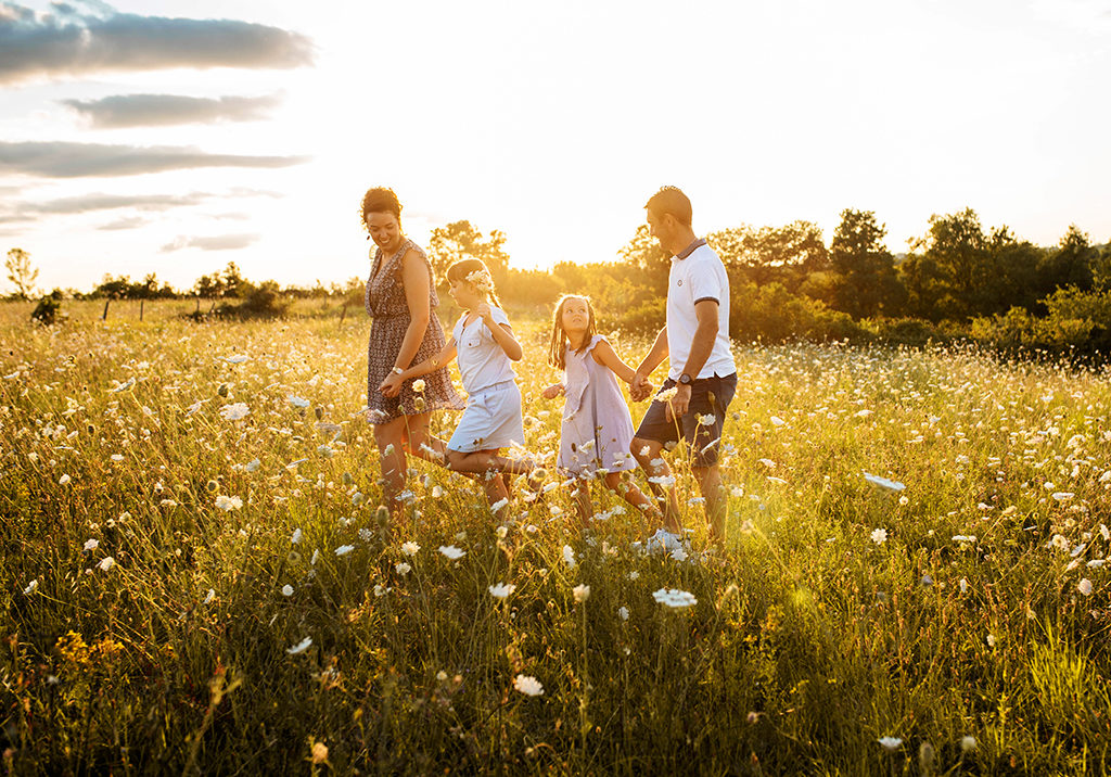 photographe séance photo famille bébé enfants Toulouse lauragais champs fleur golden hour