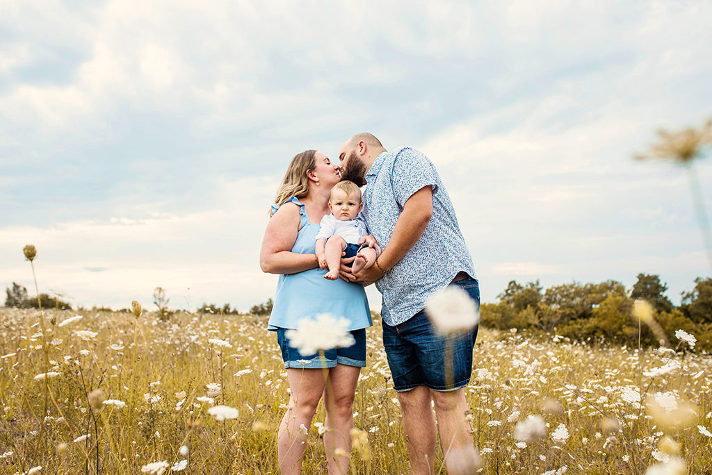 photographe séance photo famille bébé enfants Toulouse lauragais champs fleur golden hour