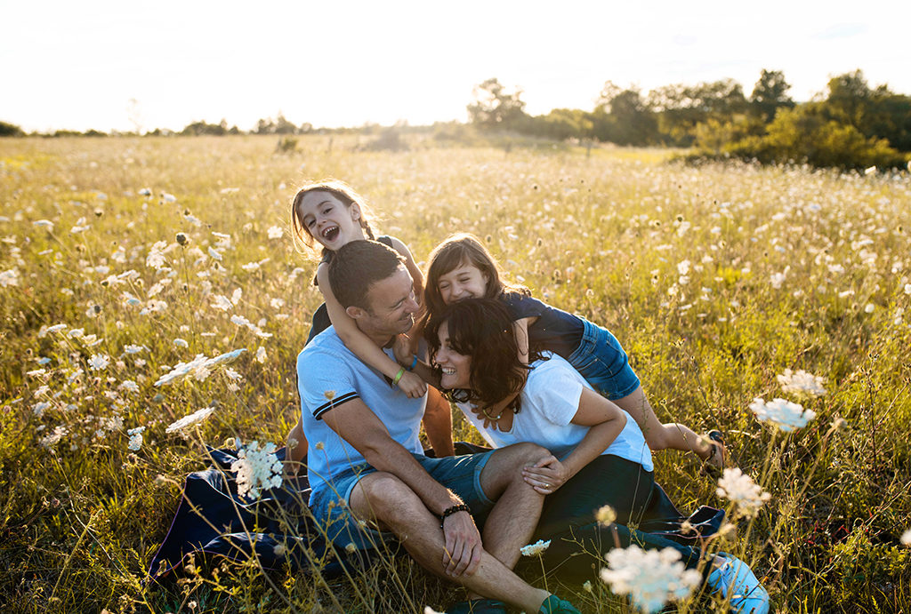 photographe séance photo famille bébé enfants Toulouse lauragais champs fleur golden hour