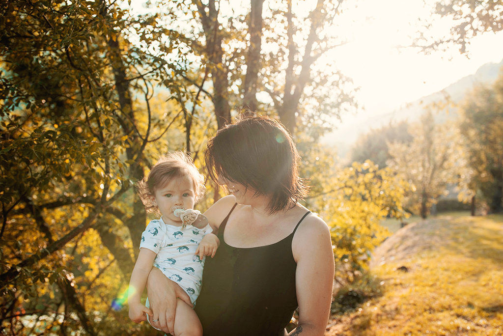 photographe séance photo famille bébé enfants Toulouse lauragais champs fleur golden hour