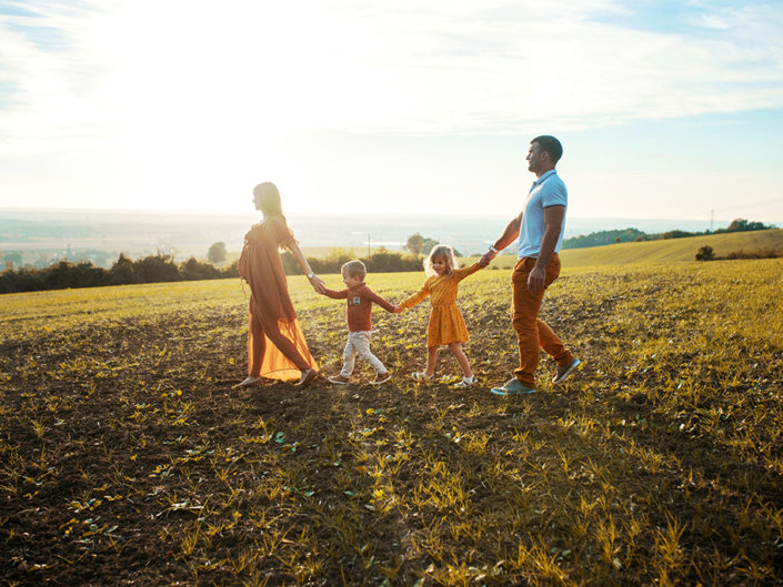 photographe séance photo famille bébé enfants Toulouse lauragais champs fleur golden hour