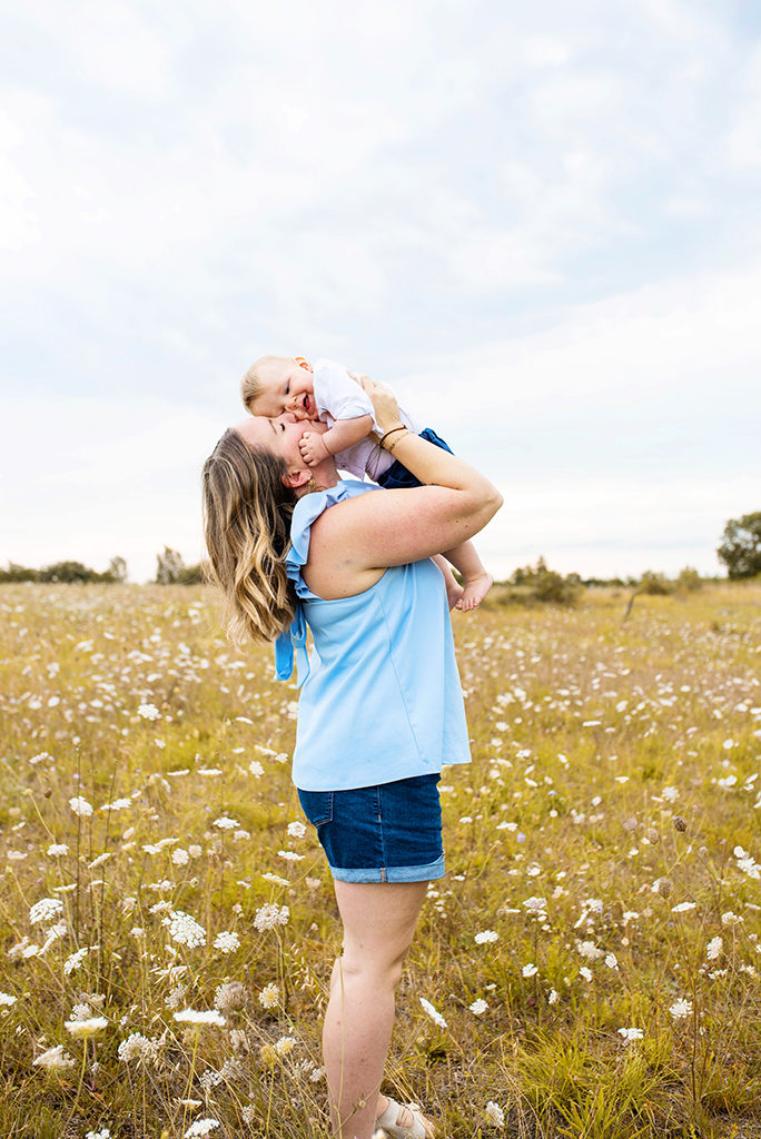 photographe séance photo famille bébé enfants Toulouse lauragais champs fleur golden hour