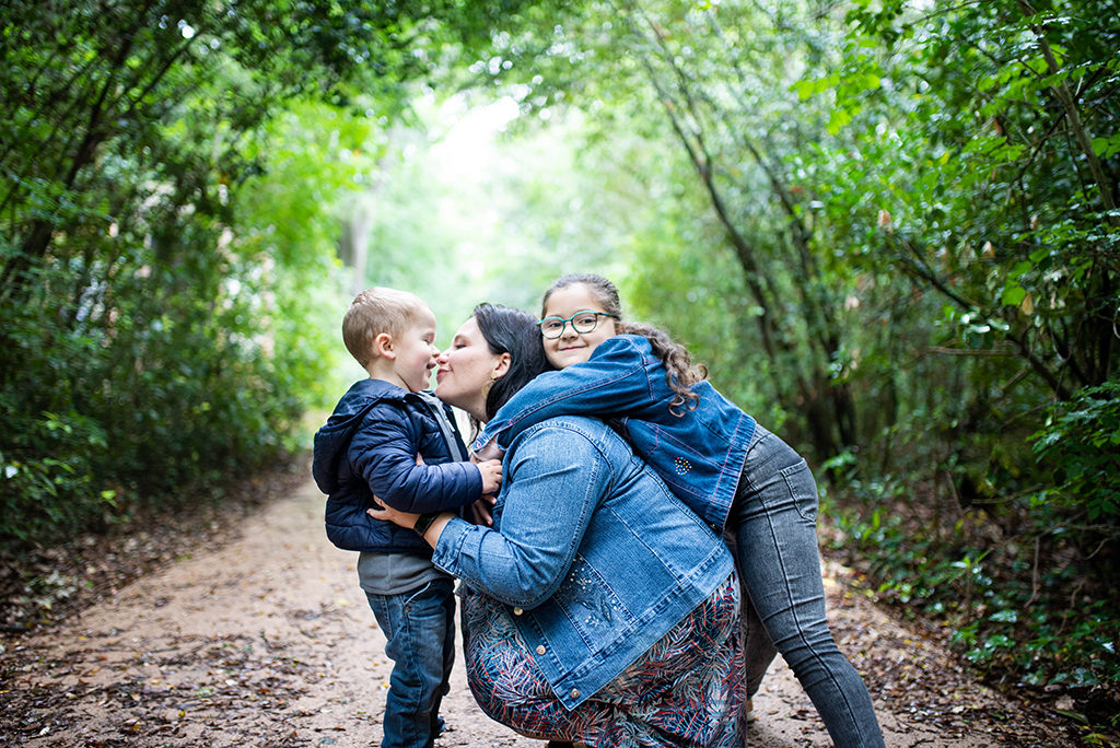 photographe séance photo famille bébé enfants Toulouse lauragais champs fleur golden hour