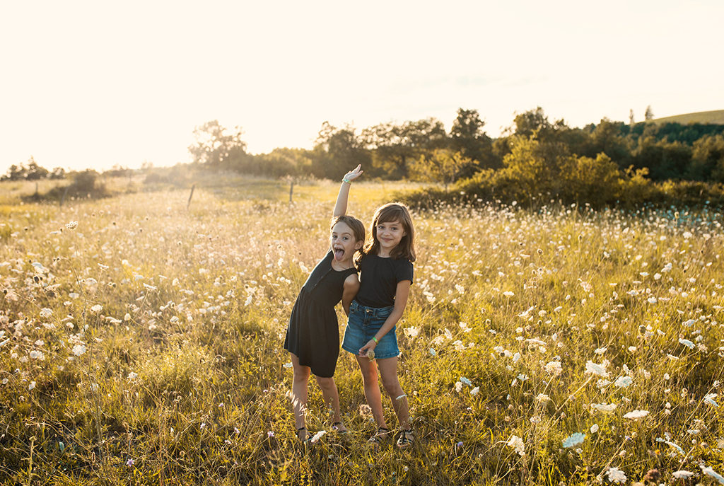 photographe séance photo famille bébé enfants Toulouse lauragais champs fleur golden hour
