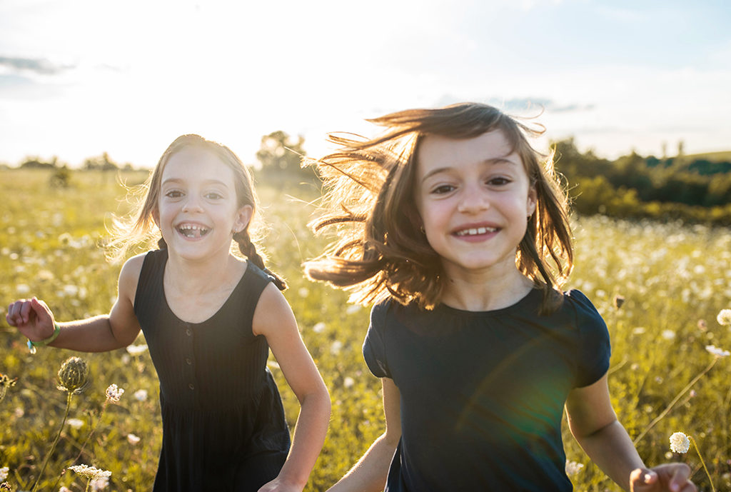 photographe séance photo famille bébé enfants Toulouse lauragais champs fleur golden hour
