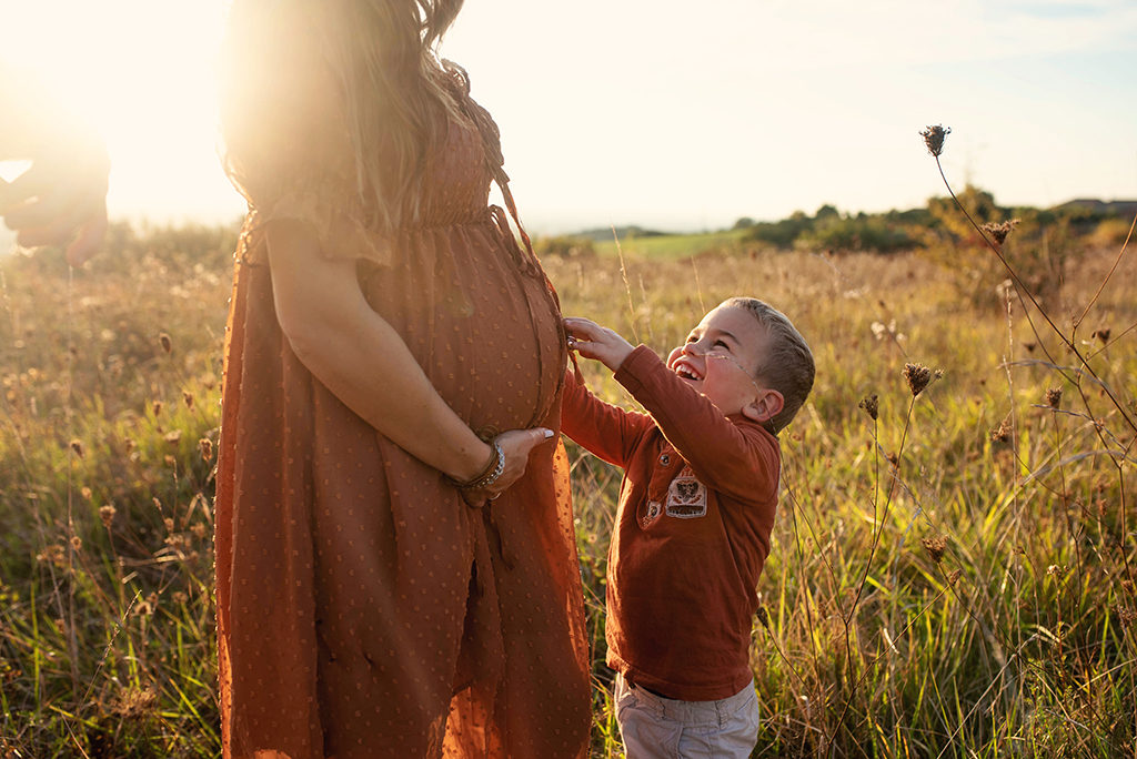 photographe séance photo grossesse bébé famille bébé enfants Toulouse lauragais champs fleur golden hour