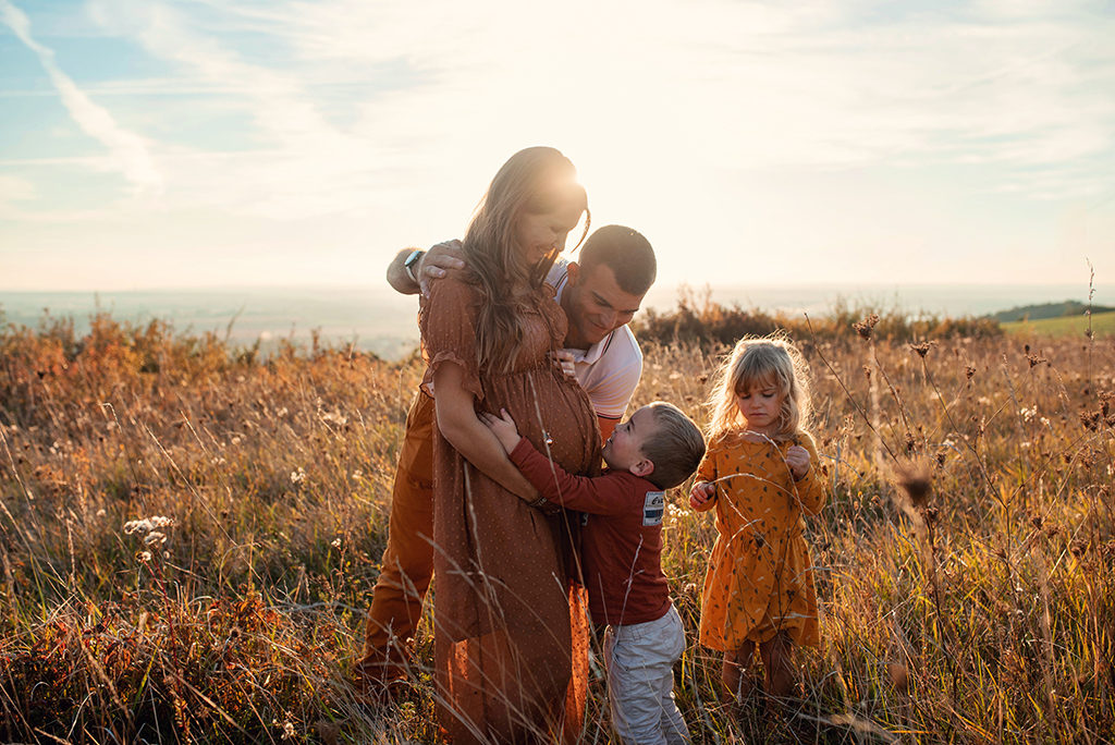 photographe séance photo grossesse bébé famille bébé enfants Toulouse lauragais champs fleur golden hour
