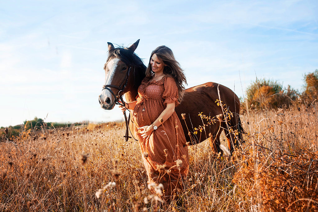 photographe séance photo grossesse bébé famille bébé enfants Toulouse lauragais champs fleur golden hour chevaux