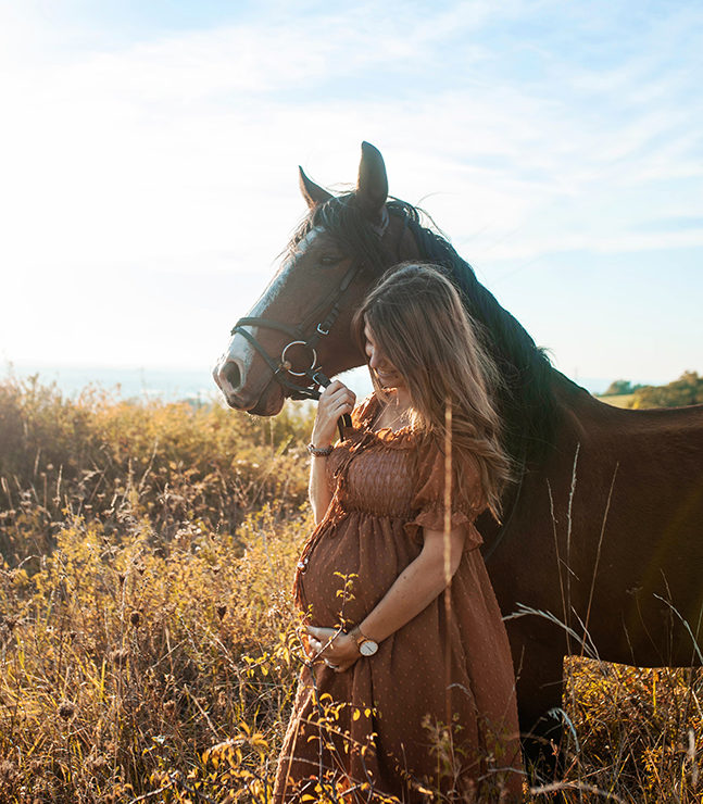 photographe séance photo grossesse bébé famille bébé enfants Toulouse lauragais champs fleur golden hour chevaux