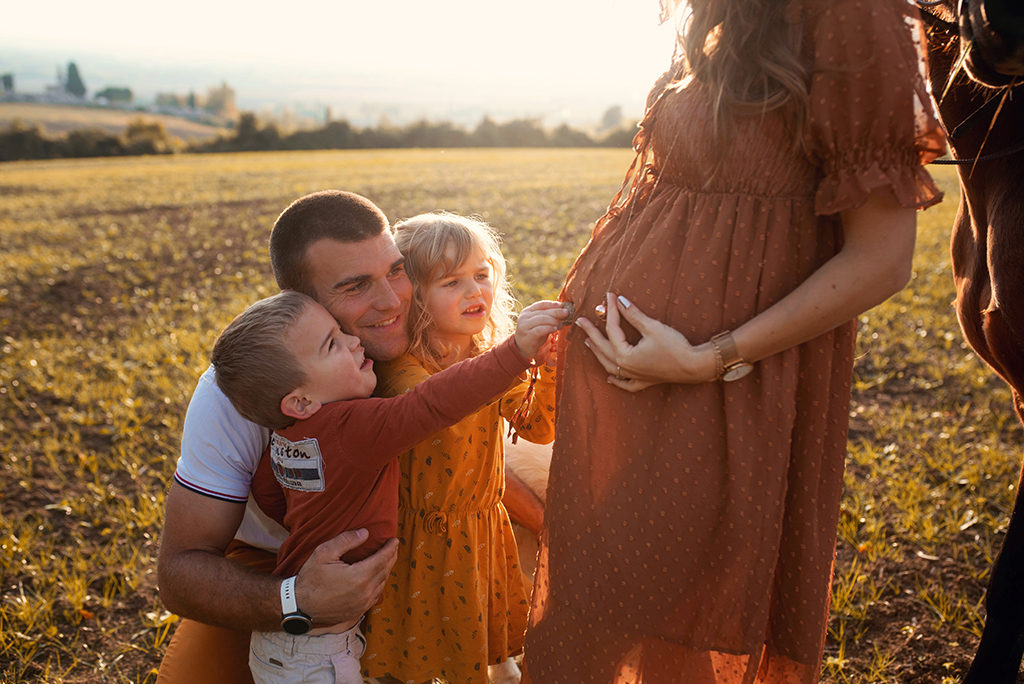 photographe séance photo grossesse bébé famille bébé enfants Toulouse lauragais champs fleur golden hour