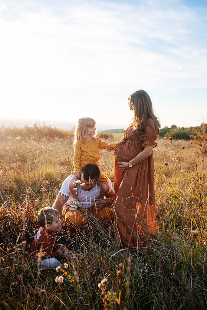 photographe séance photo grossesse bébé famille bébé enfants Toulouse lauragais champs fleur golden hour