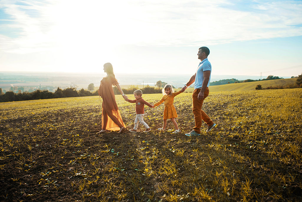 photographe séance photo grossesse bébé famille bébé enfants Toulouse lauragais champs fleur golden hour