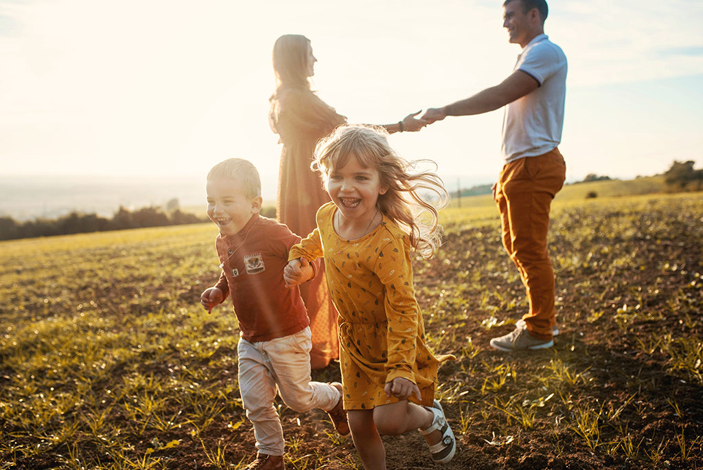 photographe séance photo grossesse bébé famille bébé enfants Toulouse lauragais champs fleur golden hour