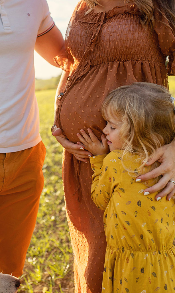 photographe séance photo grossesse bébé famille bébé enfants Toulouse lauragais champs fleur golden hour