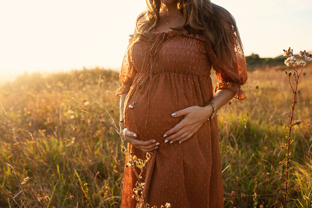 photographe séance photo grossesse bébé famille bébé enfants Toulouse lauragais champs fleur golden hour