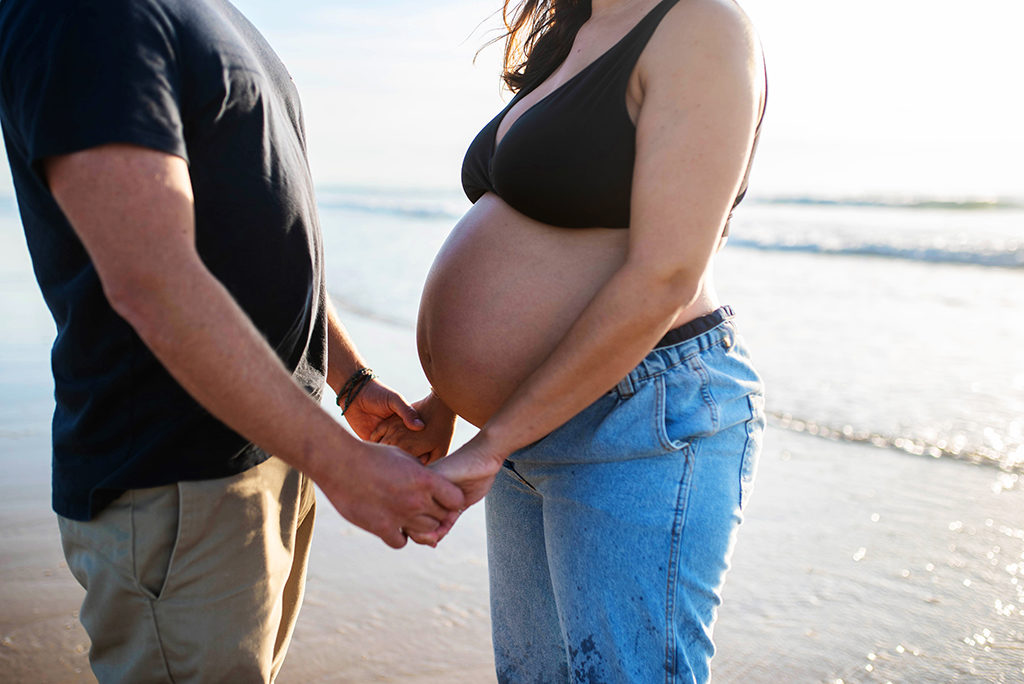 photographe séance photo grossesse bébé famille bébé enfants Toulouse lauragais landes ocean fougeres golden hour ocean surf surfer