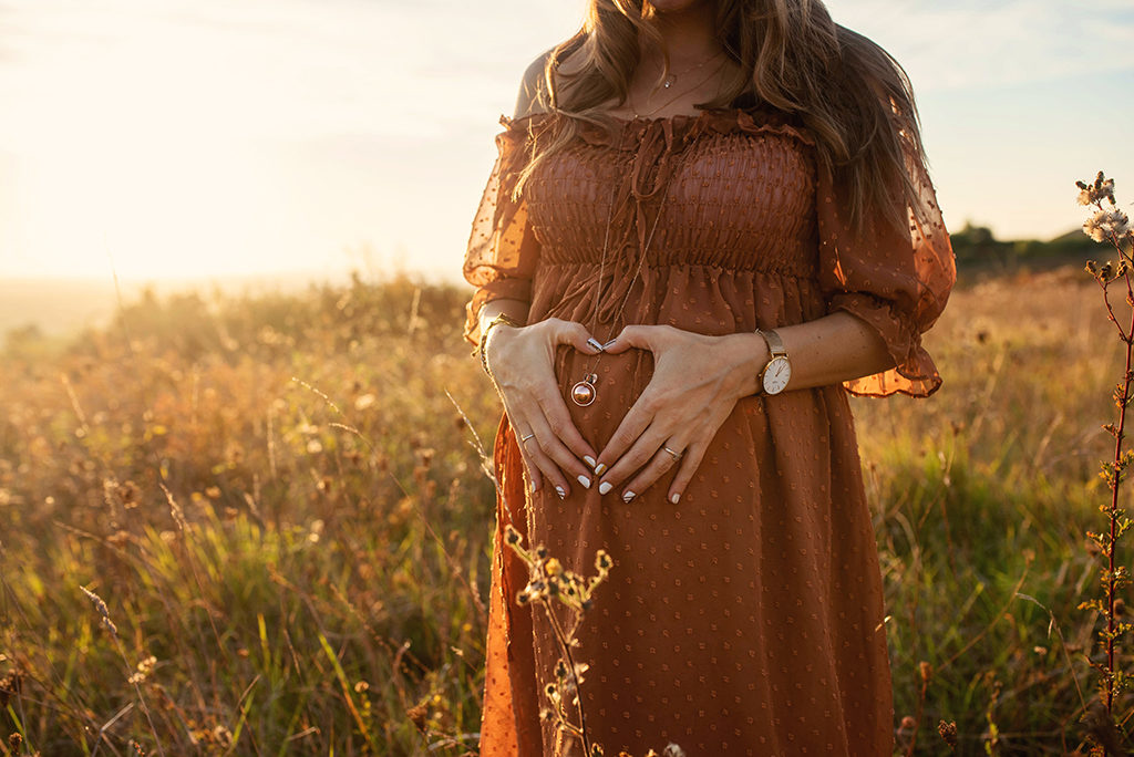 photographe séance photo grossesse bébé famille bébé enfants Toulouse lauragais champs fleur golden hour