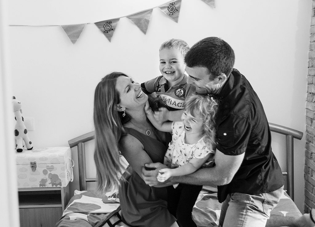séance photo famille à domicile enfants lecture livre chambre bagarre câlinToulouse lauragais