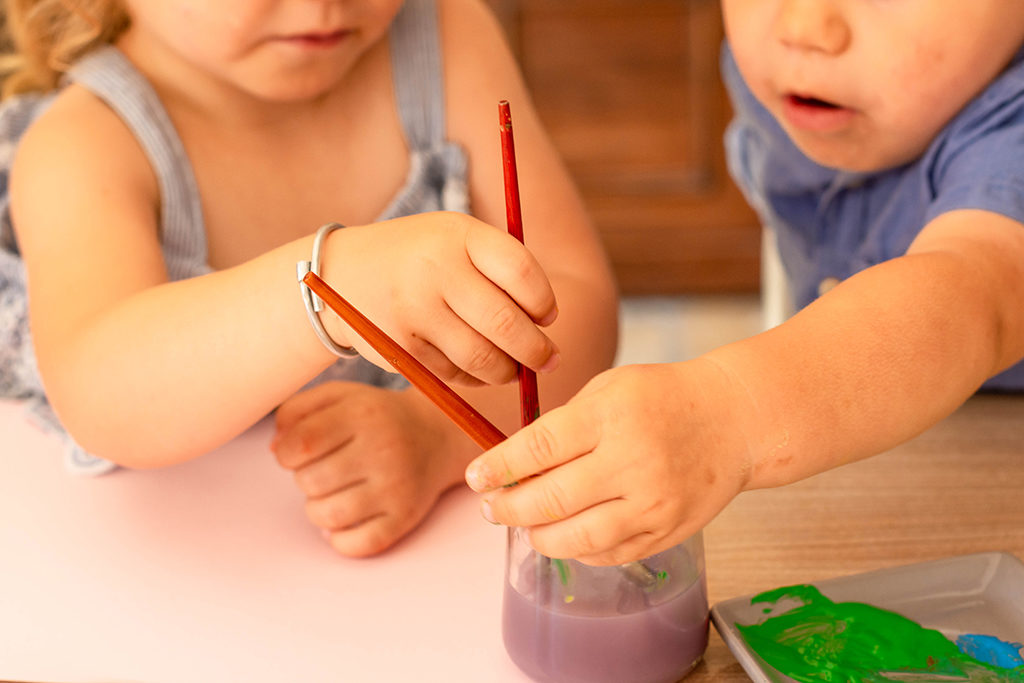 séance photo famille à domicile enfants peinture Toulouse lauragais