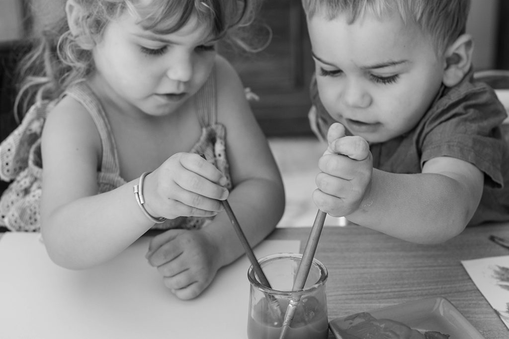 séance photo famille à domicile enfants peinture Toulouse lauragais