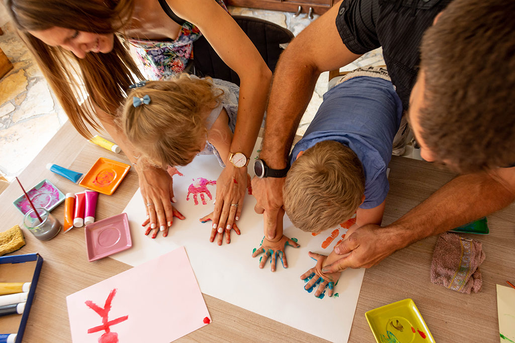séance photo famille à domicile enfants peinture Toulouse lauragais