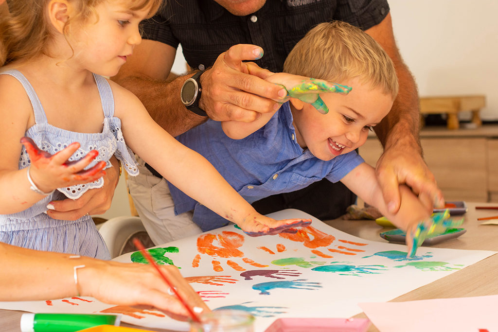 séance photo famille à domicile enfants peinture Toulouse lauragais