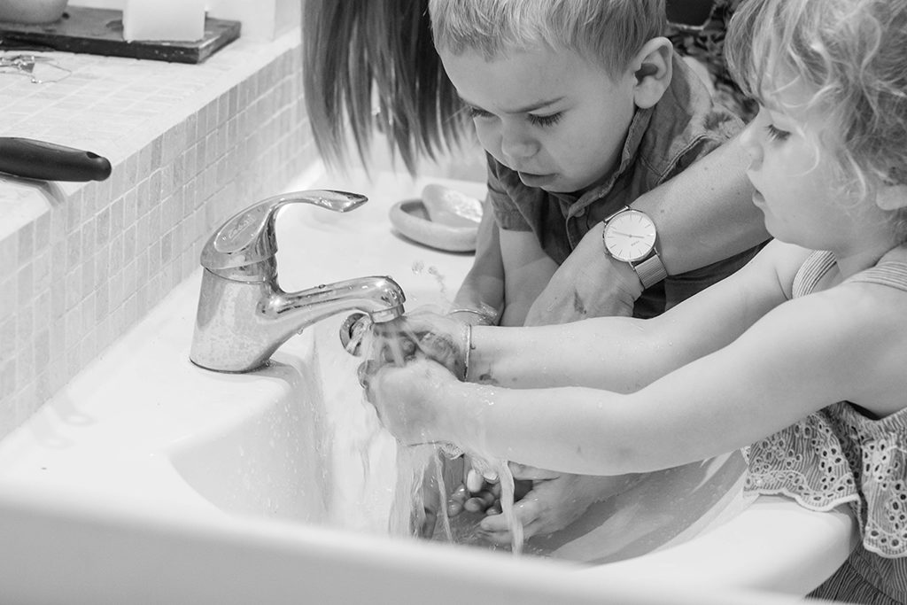 séance photo famille à domicile enfants peinture Toulouse lauragais