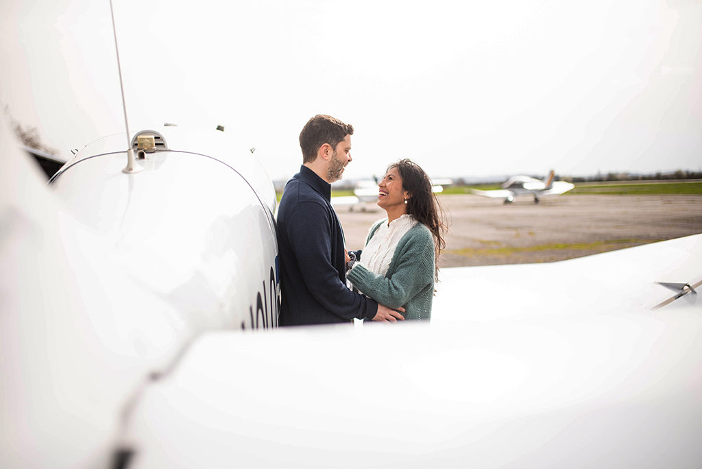 photographe séance photo couple engagement elopement toulouse aude occitanie lauragais avion plane aeroport aerodrome muret