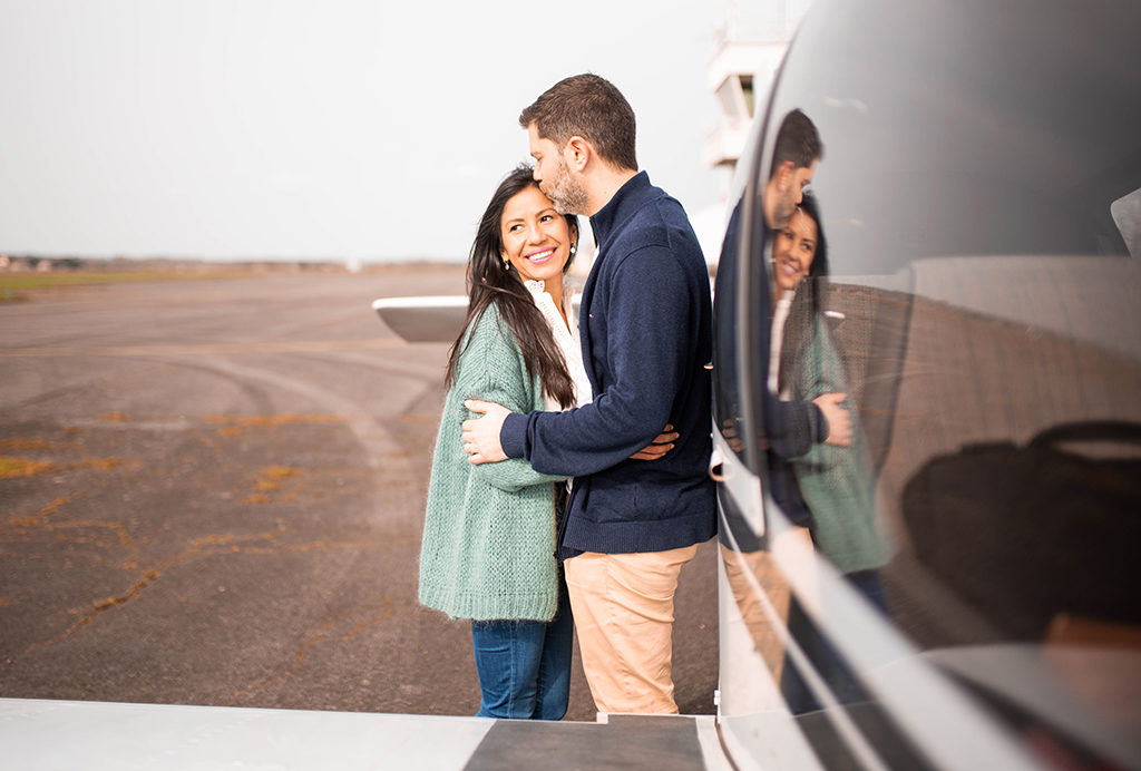 photographe séance photo couple engagement elopement toulouse aude occitanie lauragais avion plane aeroport aerodrome muret