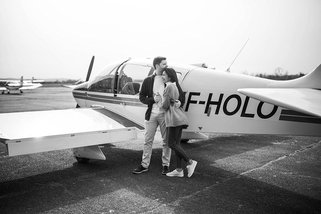 photographe séance photo couple engagement elopement toulouse aude occitanie lauragais avion plane aeroport aerodrome muret