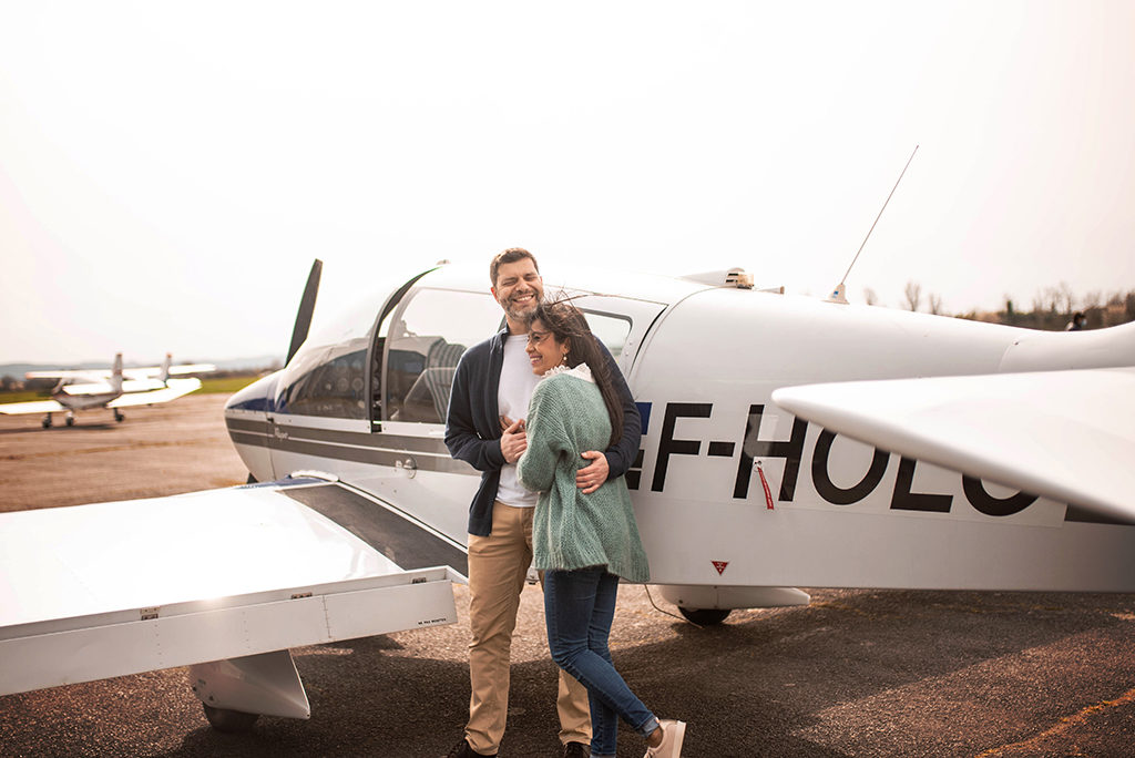 photographe séance photo couple engagement elopement toulouse aude occitanie lauragais avion plane aeroport aerodrome muret