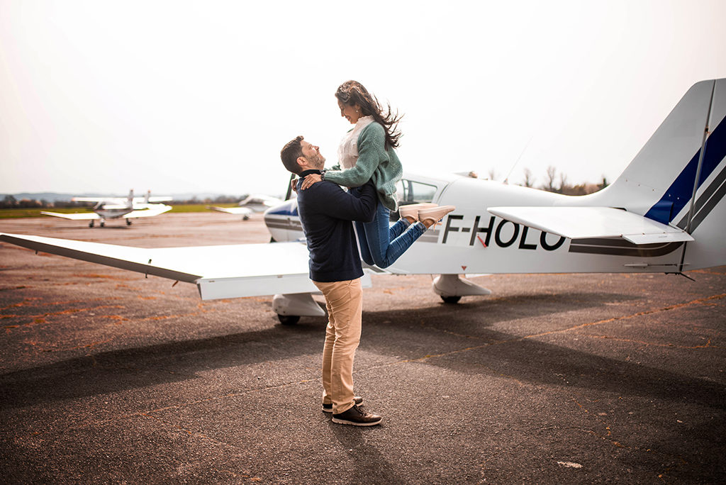photographe séance photo couple engagement elopement toulouse aude occitanie lauragais avion plane aeroport aerodrome muret