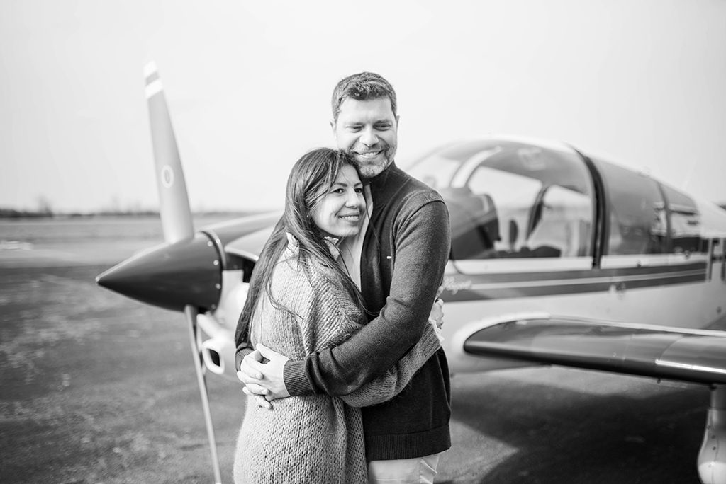 photographe séance photo couple engagement elopement toulouse aude occitanie lauragais avion plane aeroport aerodrome muret