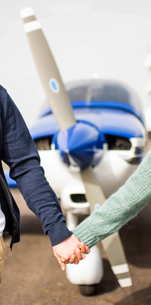 photographe séance photo couple engagement elopement toulouse aude occitanie lauragais avion plane aeroport aerodrome muret