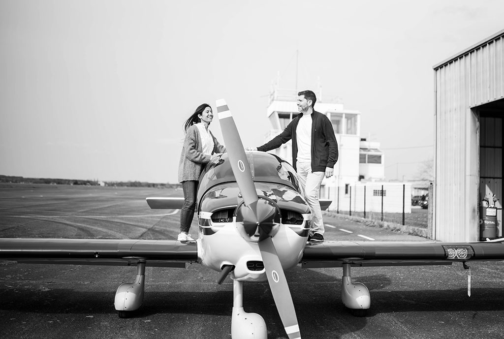 photographe séance photo couple engagement elopement toulouse aude occitanie lauragais avion plane aeroport aerodrome muret