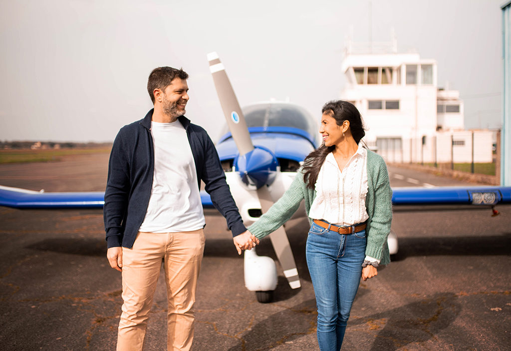 photographe séance photo couple engagement elopement toulouse aude occitanie lauragais avion plane aeroport aerodrome muret