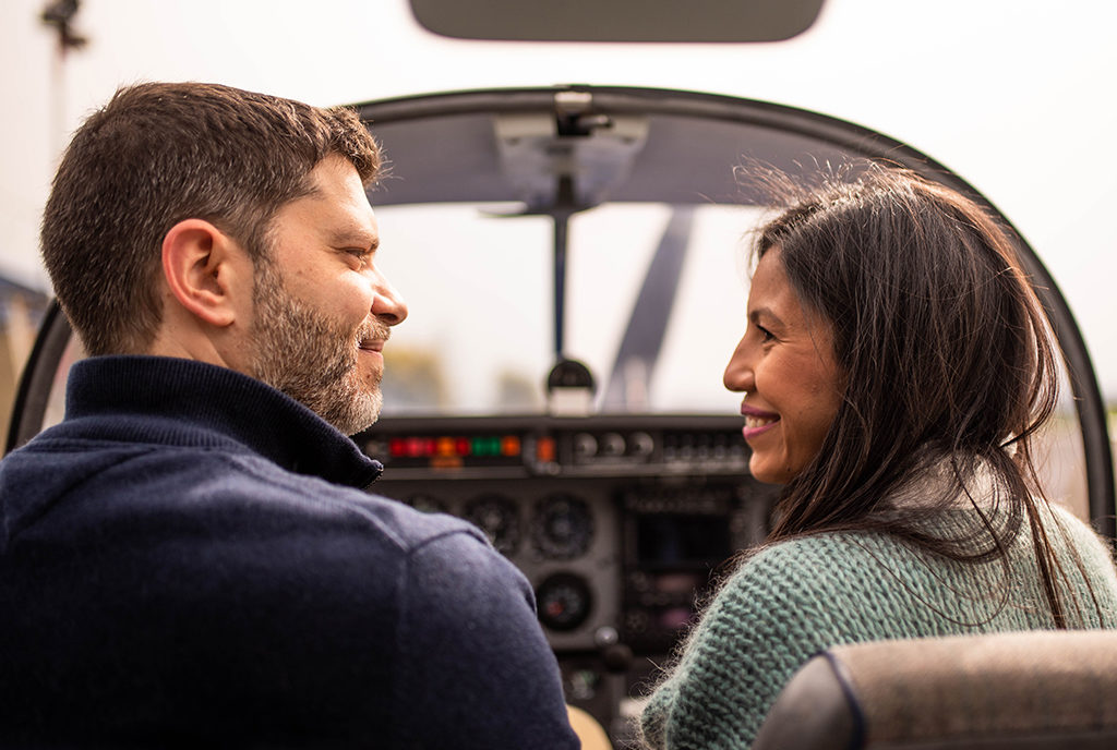 photographe séance photo couple engagement elopement toulouse aude occitanie lauragais avion plane aeroport aerodrome muret