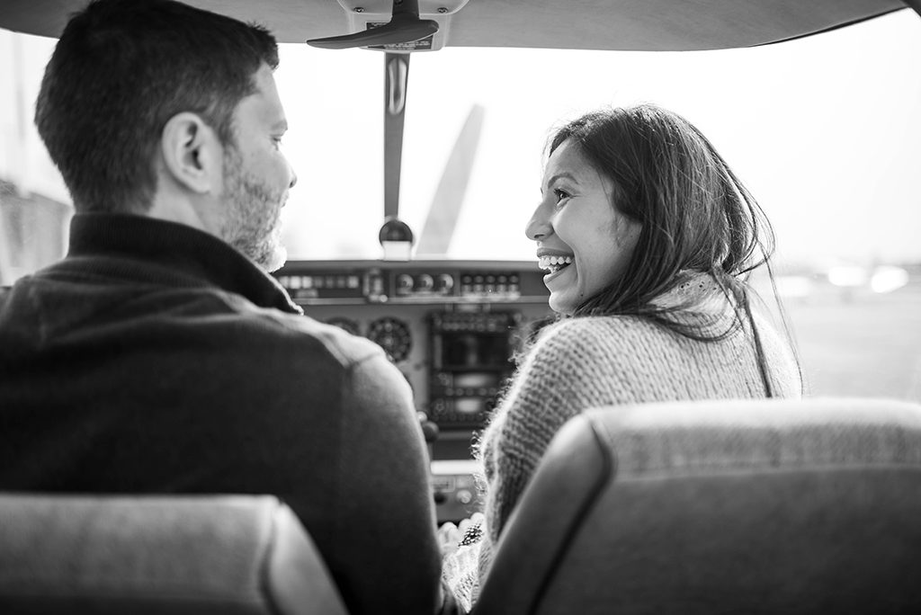 photographe séance photo couple engagement elopement toulouse aude occitanie lauragais avion plane aeroport aerodrome muret