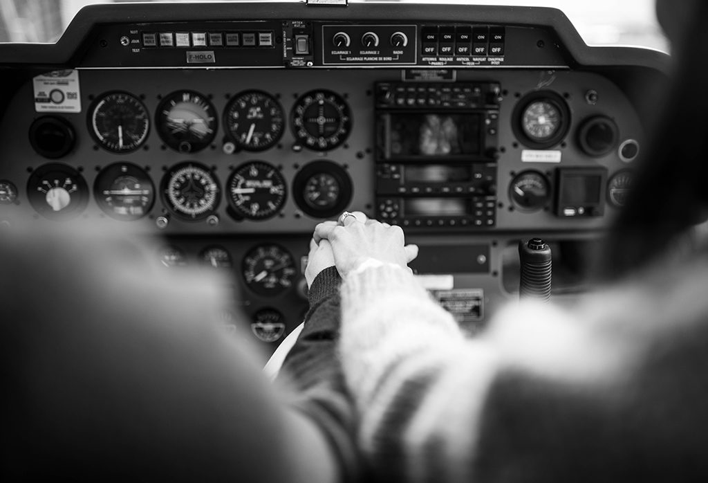 photographe séance photo couple engagement elopement toulouse aude occitanie lauragais avion plane aeroport aerodrome muret