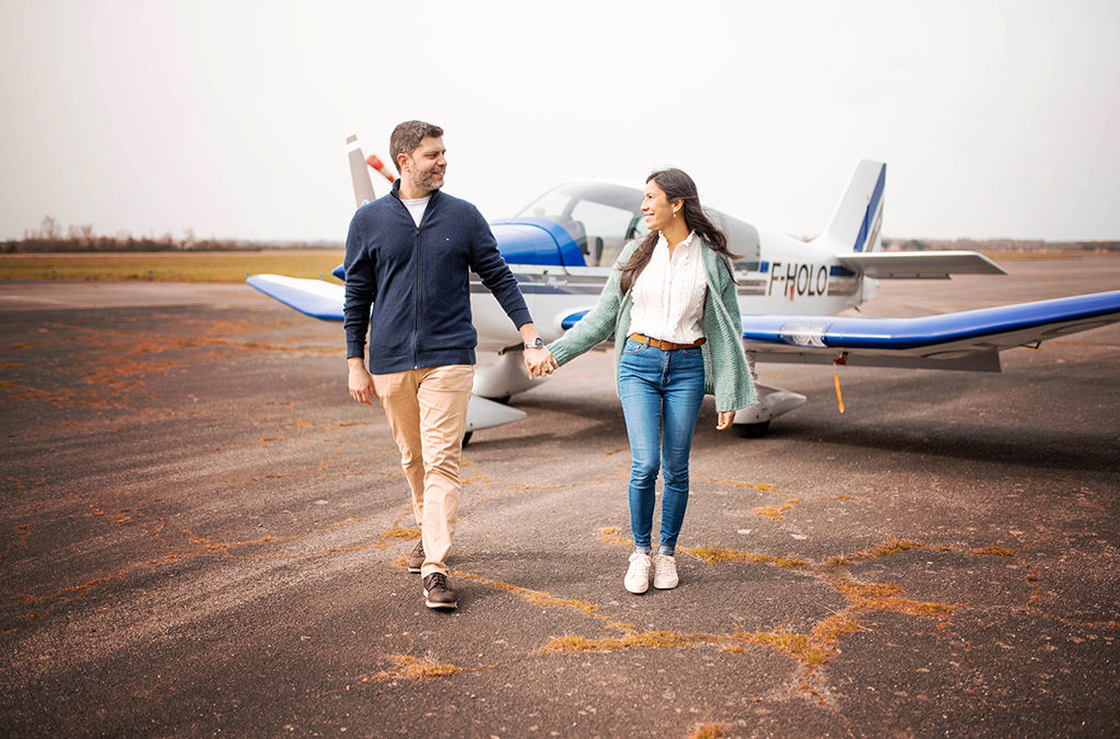 photographe séance photo couple engagement elopement toulouse aude occitanie lauragais avion plane aeroport aerodrome muret