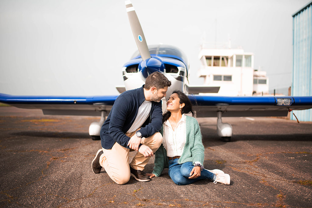 photographe séance photo couple engagement elopement toulouse aude occitanie lauragais avion plane aeroport aerodrome muret