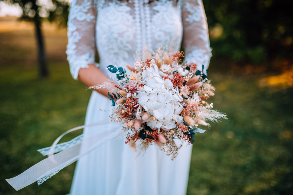 Photographe-mariage-Toulouse-Lauragais-Goldenhour-Aude-Labastide-d'anjou-bouquet-mariée